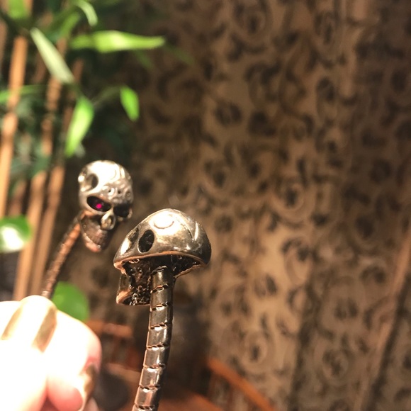 Skull Cuff - Picture 7 of 7